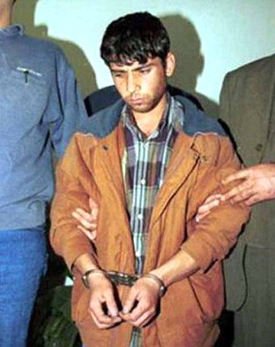 İNSAN AVCISI

                                    
                                    
                                    
                                    
                                    İlk cinayetini 22 yaşındayken kardeşini boğarak gerçekleştirdi. Mart 1998-Şubat 2001 yılları arasında Kayseri'de 6 kişiyi daha öldürdü. Yakalandığında, "Zaten avcıyım. Kurbanlarım av, avların üstünden çıkan para ve eşyalar da av ganimeti" dedi.
                                
                                
                                
                                
                                