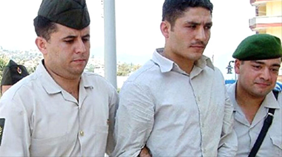 ÇİVİCİ KATİLİ ÖLDÜREN SERİ KATİL
Ali Kaya, tamamı Alanya'da gerçekleşen cinayetlerine, 1997 yılında amcası Celal Kaya'yı öldürerek başladı. Bu cinayet nedeniyle 5 yıl ağır hapis cezasına çarptırıldı. Cezası bitince, Adana'da kendi annesine tecavüz eden Zeynel Abidin Gümüş'ü öldürdü. Bu cinayet sonrası akli dengesi bozuk raporu alarak akıl hastanesine kaldırıldı.1999'da ‘kapalı yerde duramaz' raporu aldı ve hastaneden çıkarıldı. Bundan sonra Alanya'da 5 kişiyi daha bıçaklayarak öldürdü.Son cinayetinden sonra ‘kişilik bozukluğu' teşhisiyle tekrar akıl hastanesine yatırıldı. Burada da ‘çivici katil' olarak bilinen Ayhan Kartal'ı bıçaklayarak öldürdü.Son cinayetinden sonra Şanlıurfa yarı açık cezaevi'ne kaldırıldı. Bir yıl sonra buradan firar eden Kaya, 2004 yılında Alanya'da yakalandı.