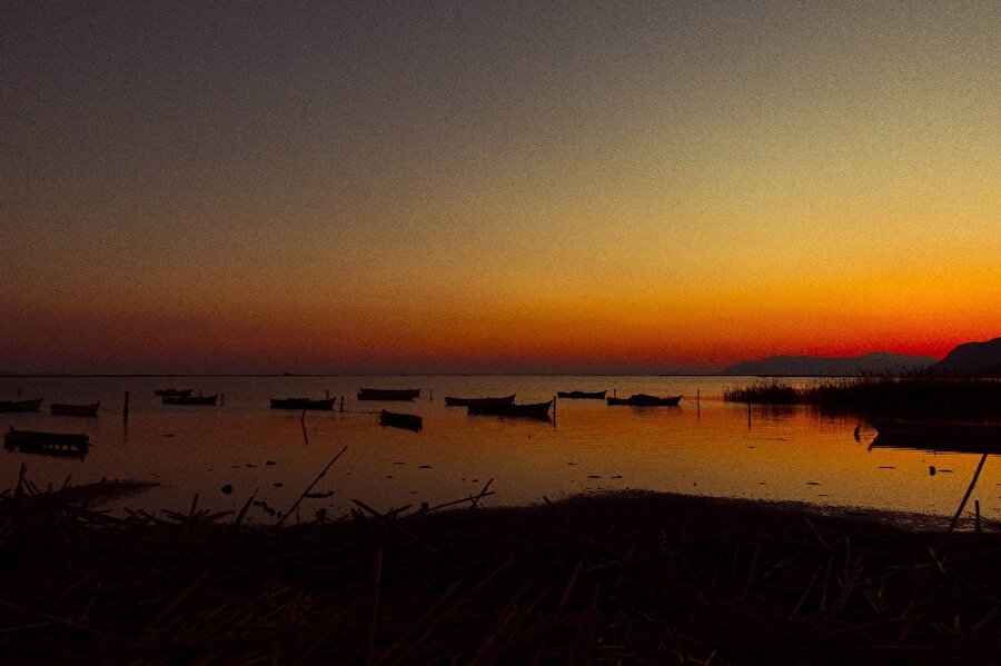 Akın akın ziyaretçisi var
M.Ö. 7. yüzyıldan günümüze uzanan bir geçmişe sahip olan Eski Doğanbey köyünün sahilinde yer alan milli parkın deltasındaki Karina’da gün doğumu ve batımı tabiat severlerin yanında, fotoğrafçıların da akınına uğruyor.