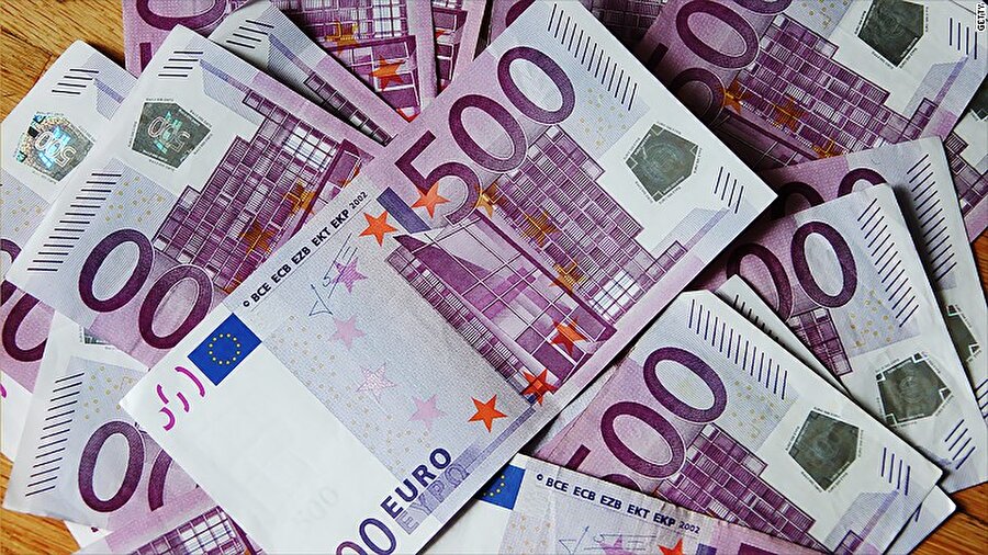 
                                    Hollandalılar’dan sonra en yüksek olan % 38 ile Belçikalılar‘da. 15 ülke arasında 6. sırada bulunan Türkiye’den ankete katılanların %26’sı kağıt parayı bırakmaya sıcak bakıyor.
                                