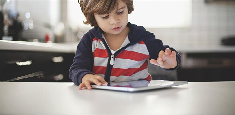 Ebeveynlerin önlem alması şart!
Ebeveynlerin özellikle bu yaşlardaki çocuklardaki kullanım alışkanlarını iyi analiz etmesi gerekiyor. Zira internet ve dijital medya birbirinden farklı yüzlerce tehlikeyi barındırıyor. Dolayısıyla bu hususta anne - babaların özel bir koruma mekanizmasını devreye sokması şart.