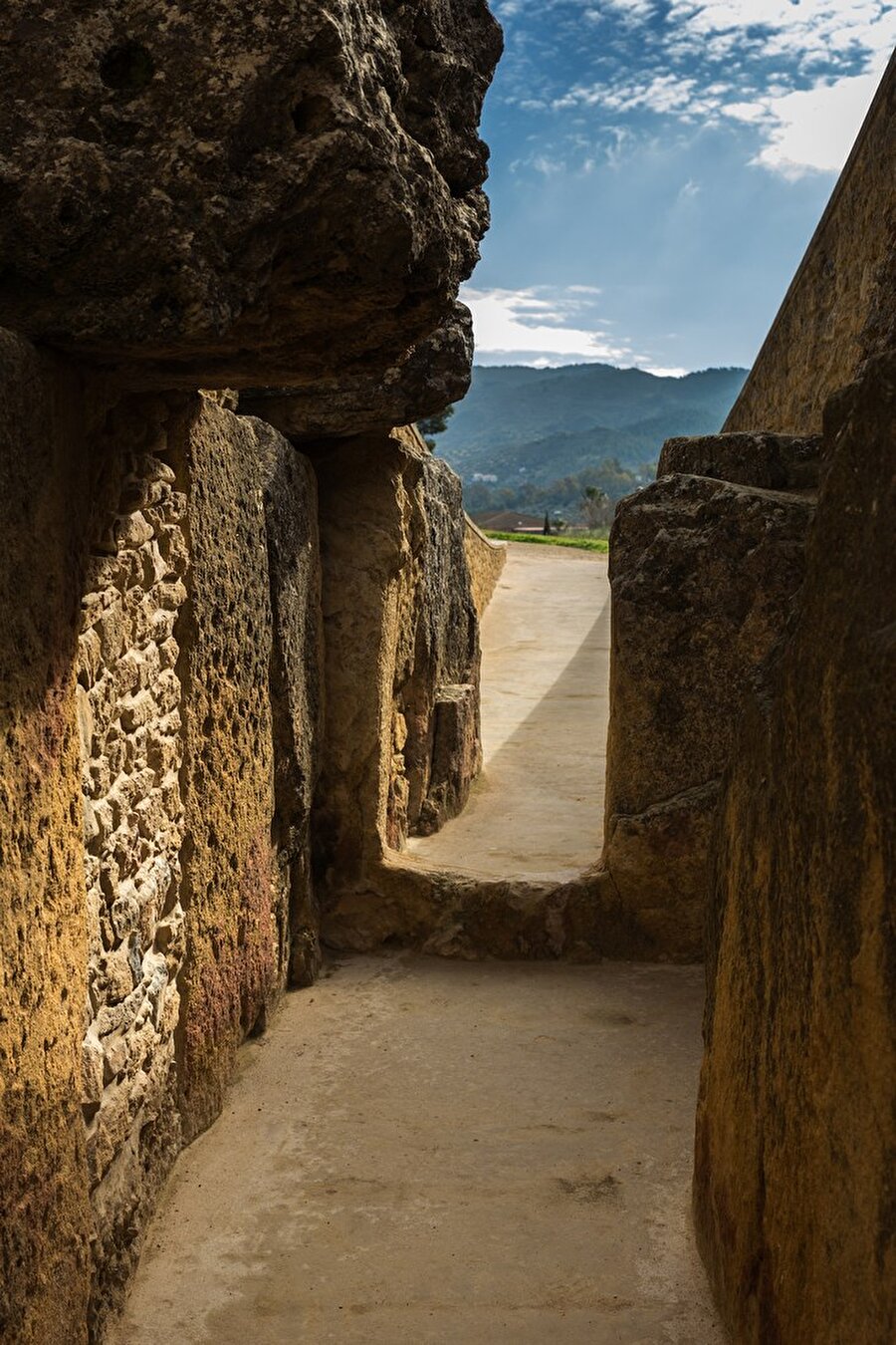 Antequera Dolmens Site (İspanya)