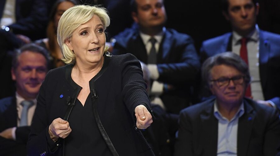 "YA BEN YÖNETECEĞİM, YA DA MERKEL" 
Münazaraya Le Pen'in "Fransa'yı bundan sonra kesin olarak bir kadın yönetecek. Bu kişi ya ben olacağım, ya da Merkel" sözleri damga vurdu. LE PEN, SIKLIKLA MACRON'UN GEÇMİŞİNİ HATIRLATARAK RAKİBİNE ZOR ANLAR YAŞATTIMacron'un geçmişini sıkça hatırlatan Le Pen, Emmanuel Macron'un eski düzenin bir devamı olduğunu, eski Sosyalist Bakanın ayrıca bankacılıktaki geçmişini hatırlatarak, "Avrupacı ve Finans dünyasının adayı, kendisine göre her şey alınıp satılabiliyor, insanlar dahil" dedi.
