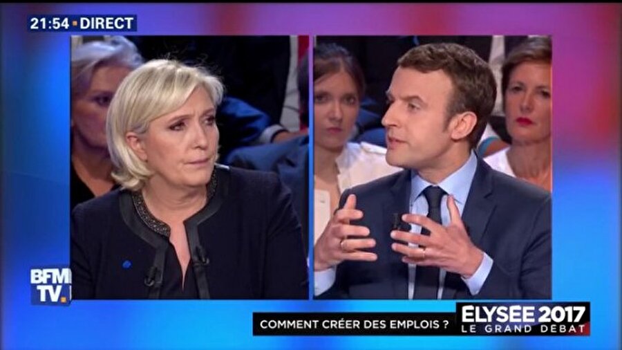 MACRON: ELEŞTİRİLER "SAÇMALIKLAR" ÜZERİNE DAYALI
Kişisel saldırıya maruz kalan Macron, Le Pen'in saldırılarıyla ilgili, "Siyasi programının olmadığını ekran başındaki Fransızlar da bu sayede görüyor. Sayın Le Pen sorulara cevap vermek yerine geçmişten ve başkalarından bahsetmeyi tercih ediyor" diye konuştu.
Tartışma boyunca Le Pen, Macron'un "Halkın değil bankaların ve büyük şirketlerin", kendisinin ise "Fransızların ve işçilerin" adayı olduğunu ifade etti.
Macron ise, Le Pen'in Fransa'yı "kapatma" politikasının ne kadar zararlı olacağını açıklayıp Le Pen'in projelerinin gerçekçi olmadığını ve Le Pen'in Fransızlara yalan söylediğini belirtti.
Le Pen tartışma boyunca bugün Fransa'nın bulunduğu durumda Macron'un da payı olduğunun ve eski Bakanlığı döneminde alınmış kararlara dayandığının altını çizerken, Macron eleştirilerin "saçmalıklar" üzerine dayalı olduğunu savundu.