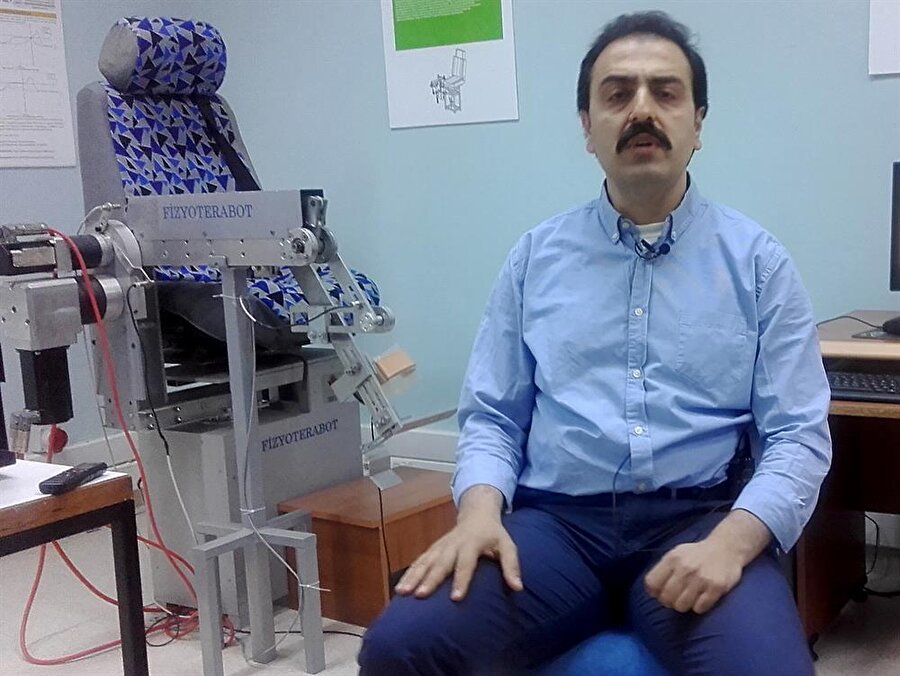  "Aynı anda teşhis koyup tedavi edebilen ilk yerli robot"
Bu konuda 2004'ten itibaren çalıştığını dile getiren Doç. Dr. Akdoğan, şu bilgileri verdi:
"Türkiye'nin ilk patentlenmiş egzersiz robotu olan, diz ve kalça için çalışan 'Fizyoterabotu' TÜBİTAK desteğiyle yaptık. Ardından da bilek ve ön kol için kullanılan 'Fizyoterabot Omega' adını verdiğimiz ikinci robotu geçen sene ürettik. Bunlar, yapay zekayla çalışan sistemler. Sistemin yazılımlarında bunlar var. Hareketler öğretiliyor ve sistem bunları tekrar edebiliyor. Ayrıca, hastadan gelen tepkilere cevap vererek, tedavi sürecinde değişiklikler yapabiliyor. Sistem hareketleri hafızasına alıyor. Bu bilgileri yorumlayarak tedavi ediyor. Sistem, hastanın iyileşme sürecini objektif olarak ölçüp, takip edebiliyor. İnternet tabanlı olduğu için bilgileri tedavi merkezine ulaştırıyor. Uzmanlar da buna göre yöntem belirliyor. Bazı özellikleriyle dünyadaki örneklerinden üst seviyede olan robotlar. Tamamen özgün, yerli ürünler."