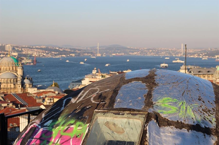 Valide Han'ın çatısına çıkılan kapı mühürlendi!
İstanbul'un yıllardır bilinen, ziyaret edilip çeşitli hatıra fotoğrafları çektirilmesi artık gelenek haline gelen muhitleri ve yapılarının aksine, son birkaç yıl öncesine kadar adının bile bilinmediği bir tarihi miras, hızlı bir şekilde geniş kitlelerce fark edilmeye ve ziyaretçi akınına uğramaya başlamıştı.
Fatih ilçesinin Mahmutpaşa semtinde, Çakmakçılar Yokuşu'nda bulunan Büyük Valide Han, kısa bir süre içerisinde sosyal medya fenomeni olmuş, fotoğraf paylaşım ağı olan Instagram'da bir günde binlercesi paylaşılan İstanbul manzaralı fotoğraflara ve özçekimlere ev sahipliği yaptıkça hayranları ve ziyaretçileri de giderek artmıştı.