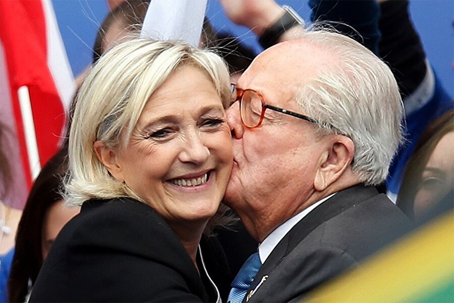 Le Pen, partiyi babasından devraldıktan kısa bir süre sonra babasını partiden atarak bir anda gündeme oturdu

                                    
                                    
                                    
                                    
                                    
                                    Avrupa ve göçmen karşıtı fikirleriyle tepkileri üzerine çeken Fransız siyasetçi Marine Le Pen, 2011’de babasından devraldığı Ulusal Cephe’yi bir takım değişiklikler yaparak farklı bir vizyona kavuşturdu.
Ulusal Cephe’de dönüm noktası, baba Jean Marie Le Pen’in Nazi kamplarını tarihin sadece bir detayı olarak değerlendirmesi nedeniyle kızı Marine tarafından partiden ihraç edilmesi oldu.Marine bu kararıyla çoktan geniş bir kitleye hitap etmeye başlamıştı. Babasının deyimiyle 'Şeytan'ın kızı' Le PenDünya, Fransa gibi insan hakları ve demokrasi geleneğiyle övünen bir ülkede birinci parti gelmeyi başaran kadın lider Marine Le Pen’i konuşuyordu. “Şeytan” diye anılan babasının deyimiyle “Şeytan’ın kızı” Marine Le Pen, şimdi AB’yi içerden çökertmeyi ve yarın yapılacak seçimde Fransa'nın yeni Cumhurbaşkan'ı olmayı hedefliyor.
                                
                                
                                
                                
                                