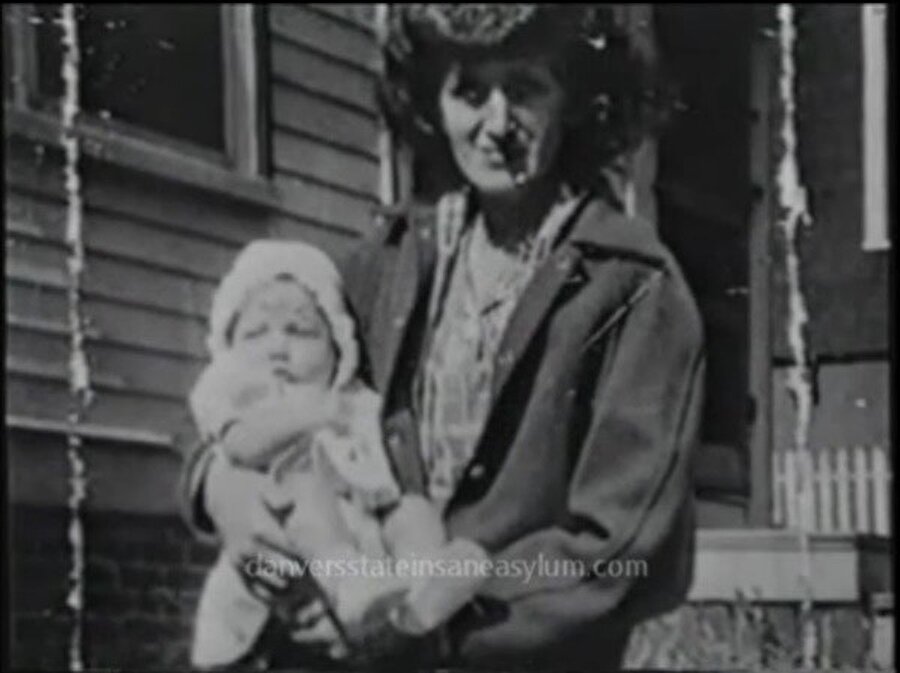 Evlilik dışı bir çocuk

                                    
                                    
                                    1930 yılında alkol bağımlısı bir kadın, evlilik dışı dünyaya getirdiği küçük kızına “Patricia" adını verdi. Patricia'nın iki kardeşi daha vardı ve genç kadın çocuklara bakabilmek için birçok çareye başvurdu. Ancak Patricia, 5 yaşına geldiğinde kadın kızını bakım yurduna bıraktı.
                                
                                
                                