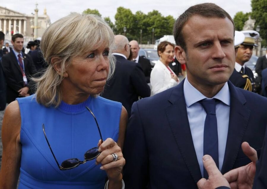 Macron'un popularitesinin artmasındaki en büyük etken kendinden 24 yaş büyük eşi Brigitte Trogneux

                                    
                                    
                                    
                                    
                                    
                                    Amerikan tarzı mitingleri, “Hollywood” starlarını andıran şık duruşu ve sadece 39 yaşında genç bir siyasetçi olması medyadaki popülaritesinin ana sebeplerinin başında geliyor. Ancak Macron’un medyatik olmasındaki en önemli sebep eski Fransızca öğretmeni kendinden 24 yaş büyük Brigitte Trogneux ile 2007 yılında yaptığı evlilik.Trogneaux ile Macron’un evliliği son günlerde dünya basınına da sıkça konu oluyor. Zira çiftin yaş farkı ve Trogneaux’nun lisede Macron’un öğretmeni olması nedeniyle sıradışı sayılabilecek bir ilişkileri var.
                                
                                
                                
                                
                                
                                