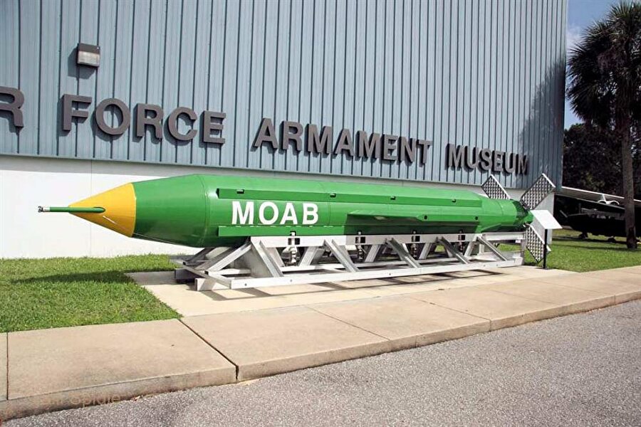 "Tüm Bombaların Anası" olarak bilinen GBU-43/B ilk kez kullanıldı, Trump "büyük bir başarı" olarak niteledi.
ABD Savunma Bakanlığı (Pentagon) 13 Nisan'da, Amerikan ordusunun envanterindeki en büyük GPS güdümlü nükleer olmayan bombasının, Afganistan'ın Nangarhar kentinin Archin kasabasında DAEŞ-Horosan olarak bilinen; örgütün Afganistan'daki koluna ait mağara ve sığınakları imhâ etmek üzere kullanıldığını duyurdu.