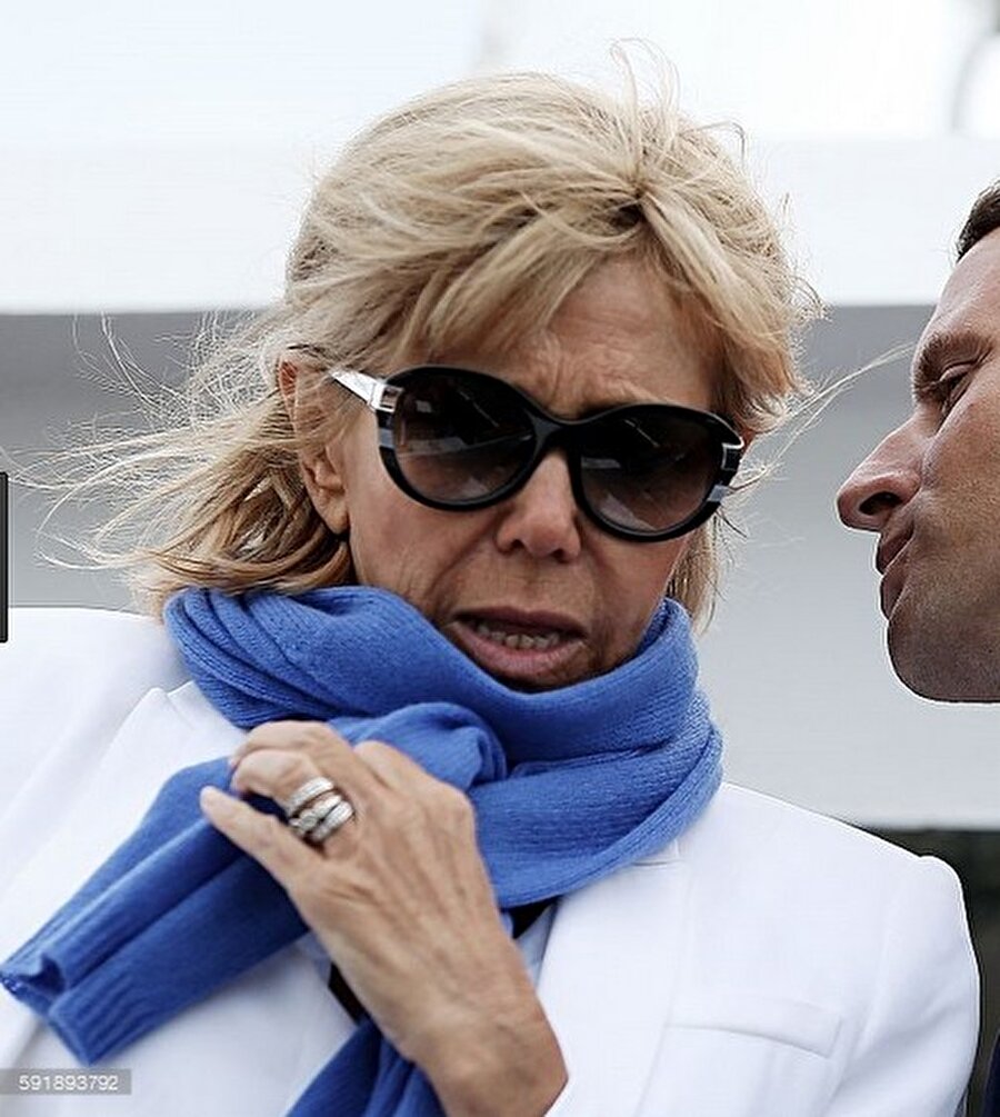 O artık First Lady!

                                    Fransa'da seçimlerin en çok konuşulan ismi kuşkusuz yeni Cumhurbaşkanı Emmanuel Macron'un kendisinden 24 yaş büyük eşi ve eski öğretmeni Brigitte Trogneux'du.
                                