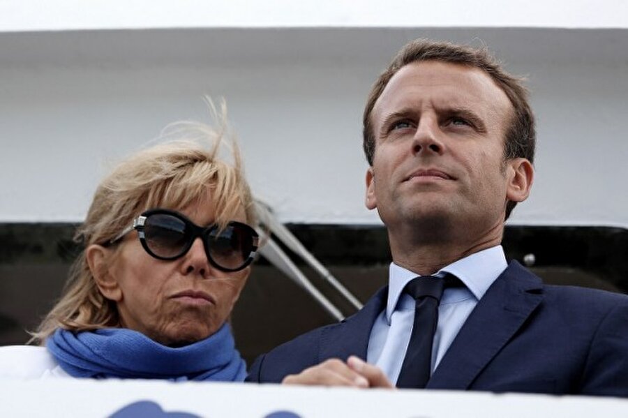 Fransızca ve Latince öğretmeni

                                    Fransızca ve Latince öğretmeni olan Brigitte Macron’u seven kadar, eleştiren de çok. “Çakma sarışın“ olarak Fransız basını tarafından sık sık alay konusu edilen Macron, son günlerde gazete ve dergi sayfalarında bolca boy gösteriyor.
                                