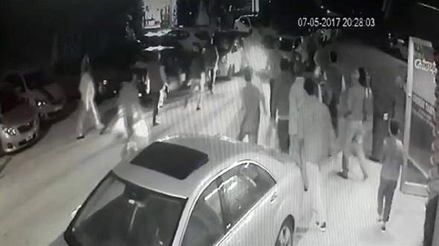 Kız kaçırma anları güvenlik kameralarına saniye saniye yansıdı.