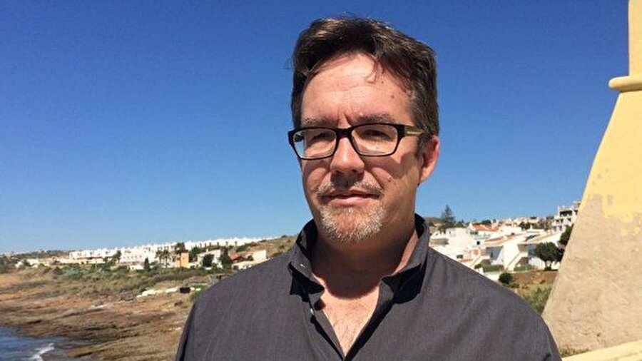 Bölgede emlakçılık yapan bir İngiliz Robert Murat gözaltına alınır. Evi tepeden tırnağa üç kez aranır. Tam dört kez detaylı sorguya alınır. Ve sonunda aklanır.