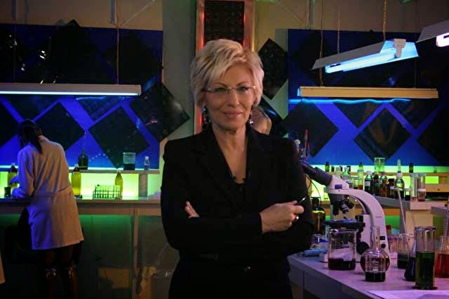 Konuyla ilgili Prof. Dr. Sevil Atasoy 02 Ekim 2007 tarihli Hürriyet’teki köşe yazısında şunları söyler.
“Halbuki aracın bagajı ile arka koltuklar arasında bir bölme bulunmuyor, buraya oturan aile bireylerinden birinin saçı bagaja ulaşabilir ve dna’sının, kızın kısmi profili ile örtüşmesi kadar doğal birşey olamaz. Ayrıca Mccann ailesi, İngiltere’ye dönmek üzere apartmanı boşaltırken, kaybolan kızınkiler de dahil olmak üzere, eşyalarını bu araçla taşımışlar. dolayısıyla, bagajdaki saç teli onun olsa bile ne zaman koptuğunu, oraya nasıl geldiğini bilmek mümkün değil.”