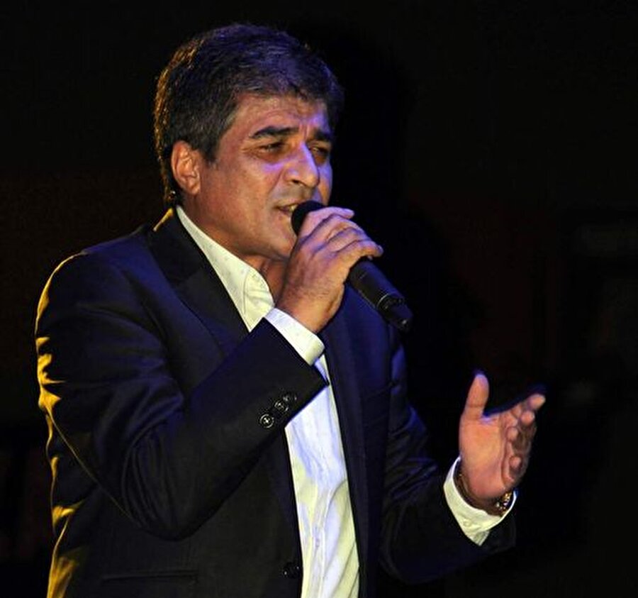 İlk albümüyle sesini duyuramadı

                                    
                                    
                                    1984 yılında İbrahim Güzelses adıyla "Sarhoş Baki (Erzurum Türküleri)" adlı ilk albümünü çıkaran sanatçı, bu albümle sesini duyuramadı. 
                                
                                
                                