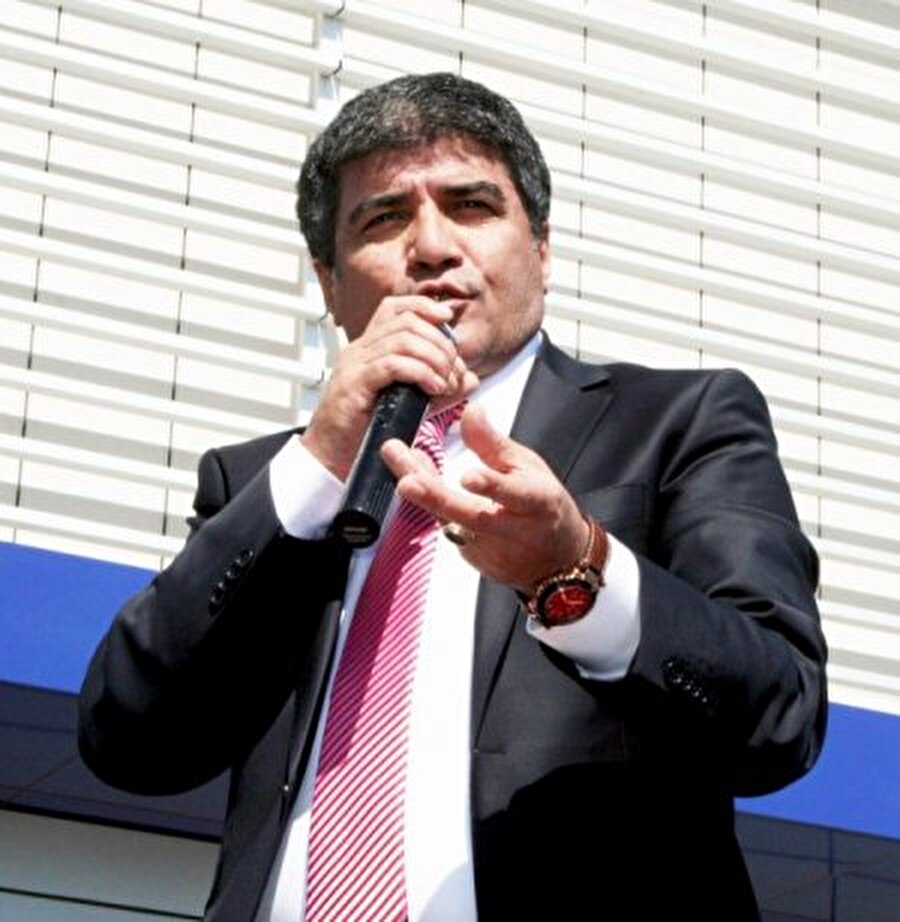 "Canısı" ile bir patlama yaşadı!

                                    
                                    
                                    1995 yılının ilk aylarında Sıra Bende/ Aklımdasın adlı ikinci albümünü yayınladı. Albümdeki, "Sevmesende Olur" ve "İnsafsız" gibi şarkılar ön plana çıktı. 1996 yılının yaz aylarında üçüncü albümü "Gönlünüze Talibim" çıktı. Albümün çıkış parçası olan "Unutmayacağım" yayınlandı. Ardından ikinci parça "Canısı" yayınlandığında albüm büyük bir patlama yaşadı. Albüm listelere girdi ve satışları oldukça yükseldi. 
                                
                                
                                