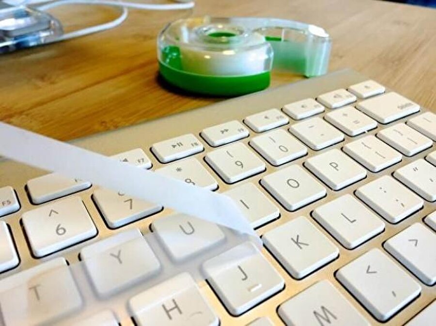 Etkili klavye temizliği için birçok farklı yöntem bulunuyor. Ancak bunlar arasında en basitlerinden biri bant kullanmak. Özellikle tuşlar arasındaki tozları bu sayede tek hamlede temizlemek mümkün. 

                                    
                                