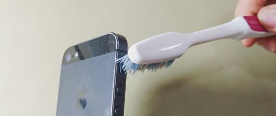 Eski bir diş fırçası, elektronik ürünlerin dış kasa temizliği için aktif bir şekilde kullanılabiliyor. Zira özellikle ulaşılması zor kısımlarda ince fırçalar yardımıyla tozları kolayca çıkartabilmek mümkün.

                                    
                                