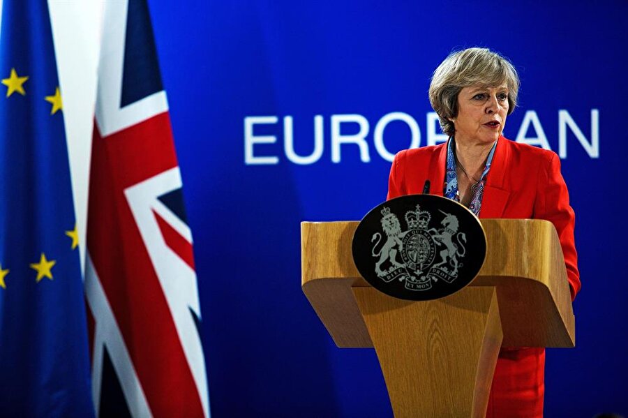 İngiltere Başbakanı May, AB'yi İngiltere’deki seçimleri etkilemeye çalışmakla suçlarken, "Brüksel bürokratlarına karşı ezilmemeliyiz" şeklinde bir ifade kullanarak AB yetkililerini eleştirdi.

                                    
                                    
                                    
                                    
                                    
                                    
                                    
                                
                                
                                
                                
                                
                                
                                