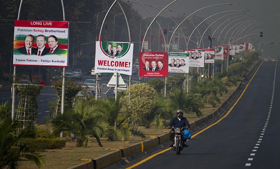 Pakistan Dışişleri Bakanlığı, Cumhurbaşkanı Erdoğan'ın Keşmir anlaşmazlığını çözmek için Pakistan ile Hindistan arasındaki diyaloğa yardım etme teklifinden memnuniyet duyduklarını açıkladı. ​

                                    
                                    
                                    
                                    
                                    
                                    
                                    
                                
                                
                                
                                
                                
                                
                                