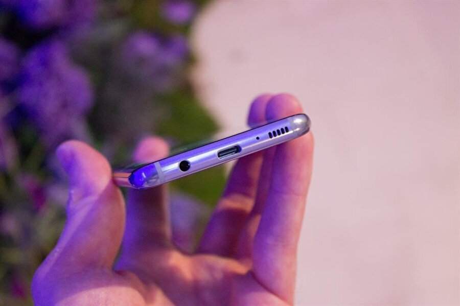 Kulaklık çıkışı: Galaxy S8'deki 3.5 mm'lik çıkış bu arabirimi destekleyen tüm kulaklıklarla sorunsuzca kullanılabiliyor. iPhone 7'de ise kulaklık bağlantısı için Lightning'i kullanmak şart.

                                    
                                    
                                    
                                
                                
                                