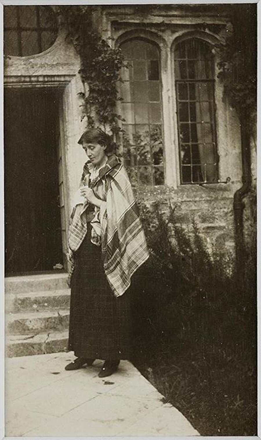Edebiyat ve hayat üzerinde kadınlar adına verdiği mücadele ve yaşadığı tüm psikolojik travmaların akabinde 1941 yılında intihar ederek kendi canına kıydı. Geride ise 2 intihar mektubu bıraktı: 1'i kardeşi Vanessa Bell'e, diğeri ise kocası Leonard Woolf'a.

                                    
                                