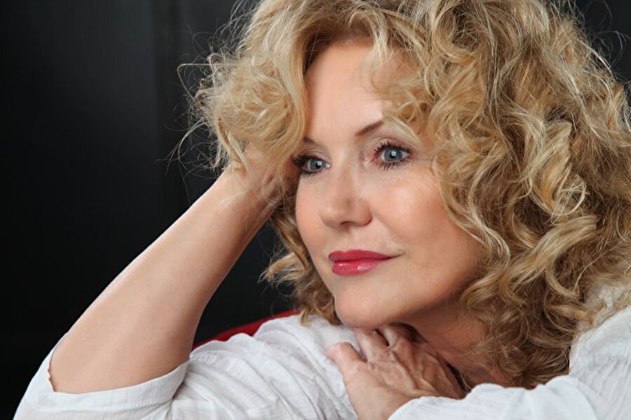 5. Suna Yıldızoğlu: Gerçek adı, Sonja Eady'dir. 1974 yılında İngiltere'den Türkiye'ye gelmiş ve oyunculuk yapmaya başlamıştır. Türk vatandaşı olarak Suna ismini almıştır. Yasemin Kay Allen'ın annesidir.