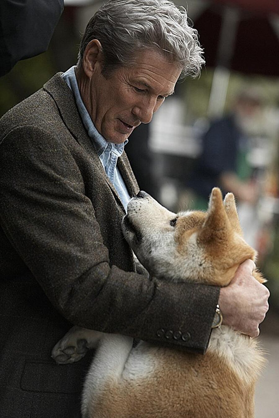 Hachiko: A Dog's Story / Hachiko: Bir Köpeğin Hikayesi (2009)
Yaşanmış bir hikayenin beyazperdeye yansıdığı Hachiko'yu izlerken gözyaşlarınızı tutamayacaksınız. Bir köpeğin sahibine duyduğu bağlılığın en iyi şekilde anlatıldığı bu filmi en kısa zamanda izleminizi tavsiye ederiz.