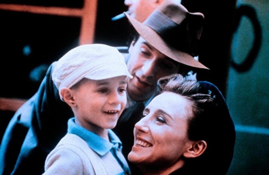 Life Is Beautiful / Hayat Güzeldir (1997)
İkinci Dünya Savaşı sırasında bir babanın yaşadıkları olayları oğluna bir oyunmuş gibi anlatması sizin de gözlerinizi bir hayli buğulandıracak. 