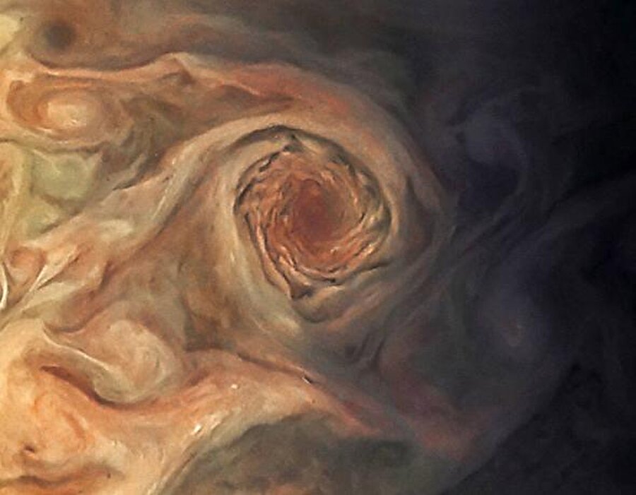 Bu fotoğrafta Jüpiter'in güney kutbu ve gezegenin bitmek bilmeyen türbülanslarla dolu atmosferi görüntülenmiş.