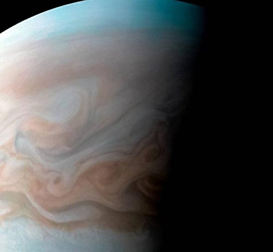NASA, Juno'nun çektiği görüntünün amatör astronom Roman Tkachenko tarafından geliştirildiğini ve bu fotoğrafın elde edildiğini söylüyor.