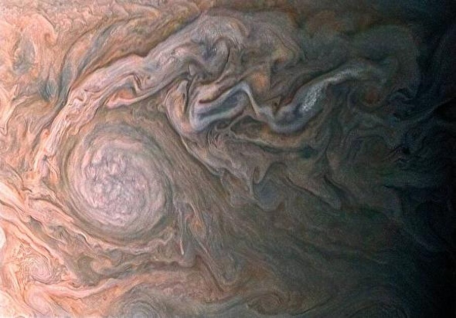 Burası Jüpiter'in üzerindeki 'Büyük Kırmızı Leke'nin hemen güneyinde kalan fırtınalar bölgesi. NASA bu fırtına bölgesinin ilk kez bu kadar yüksek çözünülürlükte görüntülendiğini söylüyor. Juno bu fotoğrafı Jüpiter'in bulutlarına 8,700 kilometre mesafeden çekmişti.