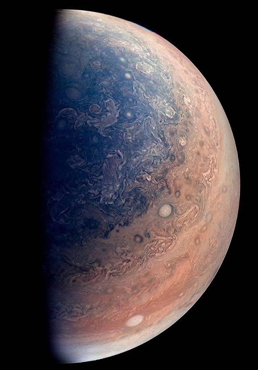 Bu kare Jüpiter'in güney yarımküresinden. Juno yakın geçiş sırasında Jüpiter atmosferine 9 bin km yakınlaşmışken bu fotoğrafı çekmeyi başarmıştı.