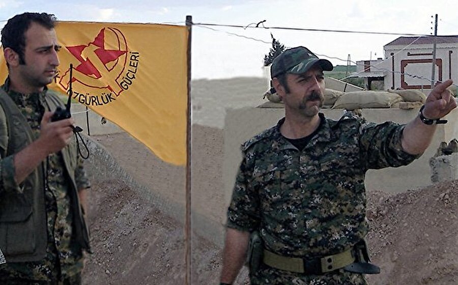 Suriye'ye geçip YPG'ye katılmış

                                    Gezi Parkı eylemleri sırasında polise molotof kokteyli attığı ve belinde taşıdığı silahın fotoğrafları gazetelerde yayımlanan Sosyalist Demokrasi Partisi (SDP) eski MKY üyesi Ulaş Bayraktaroğlu, açılan dava kapsamında bir süre tutuklandıktan sonra serbest bırakılmıştı. Mart 2014 Suriye'ye geçerek terör örgütü PKK'nın Suriye'deki uzantısı YPG'ye katılan Bayraktaroğlu'nun Rakka'da öldürüldüğü açıklandı.
                                