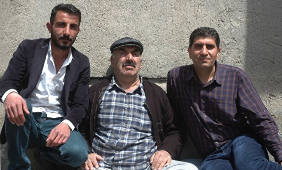 Ünlü sanatçı sayesinde güneşi görebildi!
Halil Erdem’in yeğeni Rahmi Erdem de, amcasının ihtiyaçlarını karşılamakta zorlandığını ifade ederek, “Amcam bundan 7 yıl önce geçirdiği trafik kazası sonrasında felç kaldı. Sosyal medya fenomeni ‘Vanlı Amca’ durumumuzu sosyal medyada paylaştı. Bunun üzerine olaya duyarsız kalmayan sanatçı Haluk Levent, amcam için akülü sandalye gönderdi. Kendisine çok teşekkür ediyoruz. Amcamız bu sayede güneşe çıkabildi. Gökyüzünü görebildi. Bu anlamda katkısı olan herkese teşekkür ediyoruz” şeklinde konuştu.