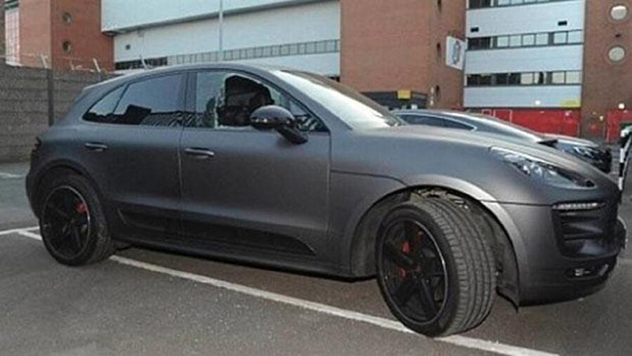 ​Yıldız futbolcuya Barcelona saldırısı: Taşladılar