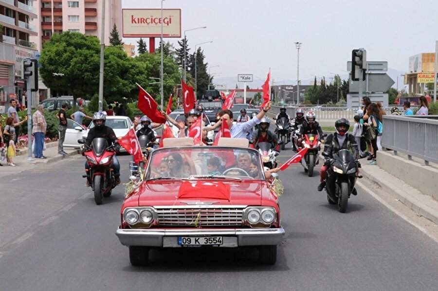 10 kilometrelik konvoy oluştu
Güneş ailesinin oturduğu evden polis araçlarının eskortluğunda yaklaşık bin araba konvoy yaparak çıktı. Ellerinde Türk bayrağı olan vatandaşlar korna çalarak konvoya eşlik etti. Yaklaşık 10 kilometre araç kuyruğu oluştu. Konvoy, İzmir Adnan Menderes Havalimanı’ndan dolaşıp sünnet düğünün olacağı Akçay Caddesi’ndeki düğün salonuna geçti.