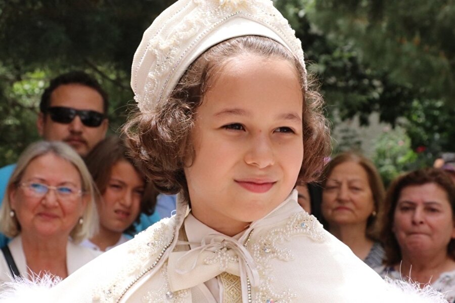 "Tanımadığım kişilerden çok sayıda hediye geldi, çok mutluyum"
Küçük Doğan, kendisi için hazırlanan sünnet arabasına bindi. Burada yoğun ilgi ile karşılaşan Doğan, ‘’Hiç bu kadar yoğun bir ilgi beklemiyordum. Çok mutluyum. Beni yalnız bırakmadıkları için herkese çok teşekkür ediyorum. Polis ağabeylerim sağolsun benim için geldiler, ilk def bu kadar çok polis arabası görüyorum. Tanımadığım kişilerden çok sayıda hediye geldi, çok mutluyum’’ dedi.