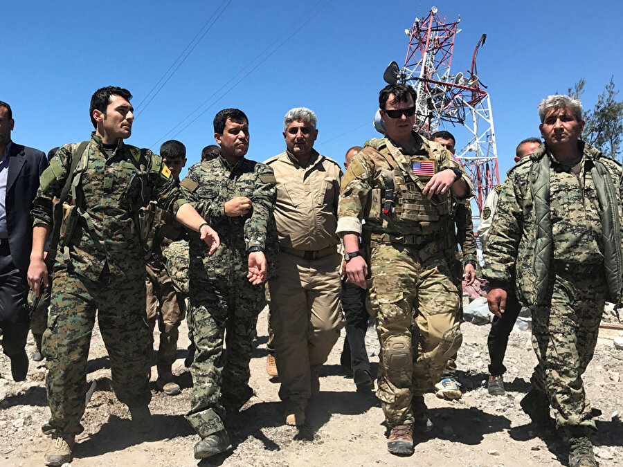 Türkiye YPG’yi vurdu, ABD'li askerler bölgeye gidip teröristlerle birlikte sınırda nöbet tuttu.