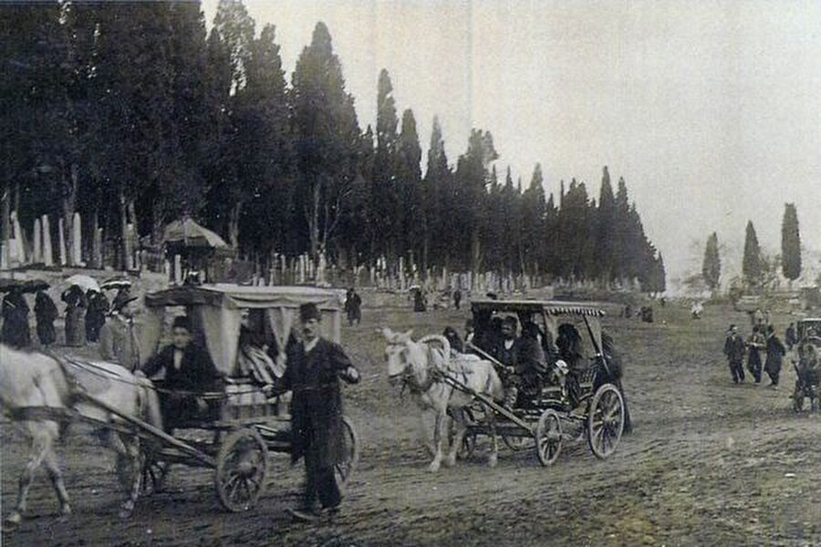 18. yüzyıl
18. yüzyılda İstanbul'da ulaşım atlı arabalar ve kayıklarla sağlanıyordu.