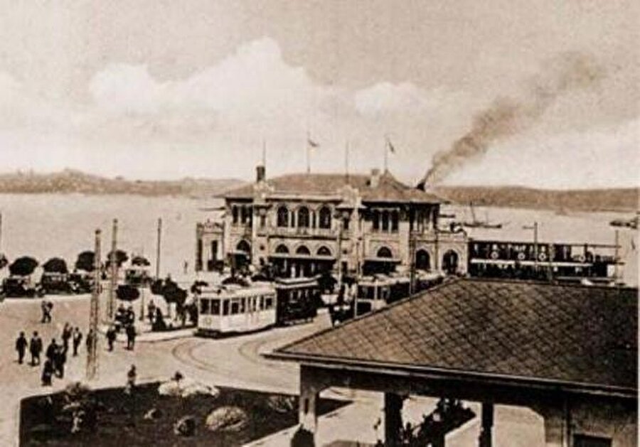 Otobüslerle ulaşım
1926'da Kadıköy İskelesi ile Moda arasında otobüs seferleri başladı. 