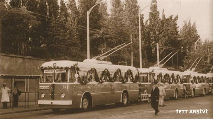 Bir zamanların vazgeçilmezi
1961 yılında İtalya'dan getirilen troleybüs deneme seferine başladı. Ardından İstanbul'a 76 troleybüs daha getirildi. 