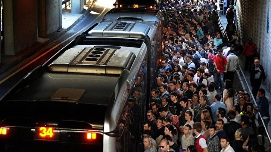 Ah bir de kalabalığına çözüm bulunsa
17 Eylül 2007'de Avcılar-Topkapı arasında 'metrobüs' seferleri başladı.  