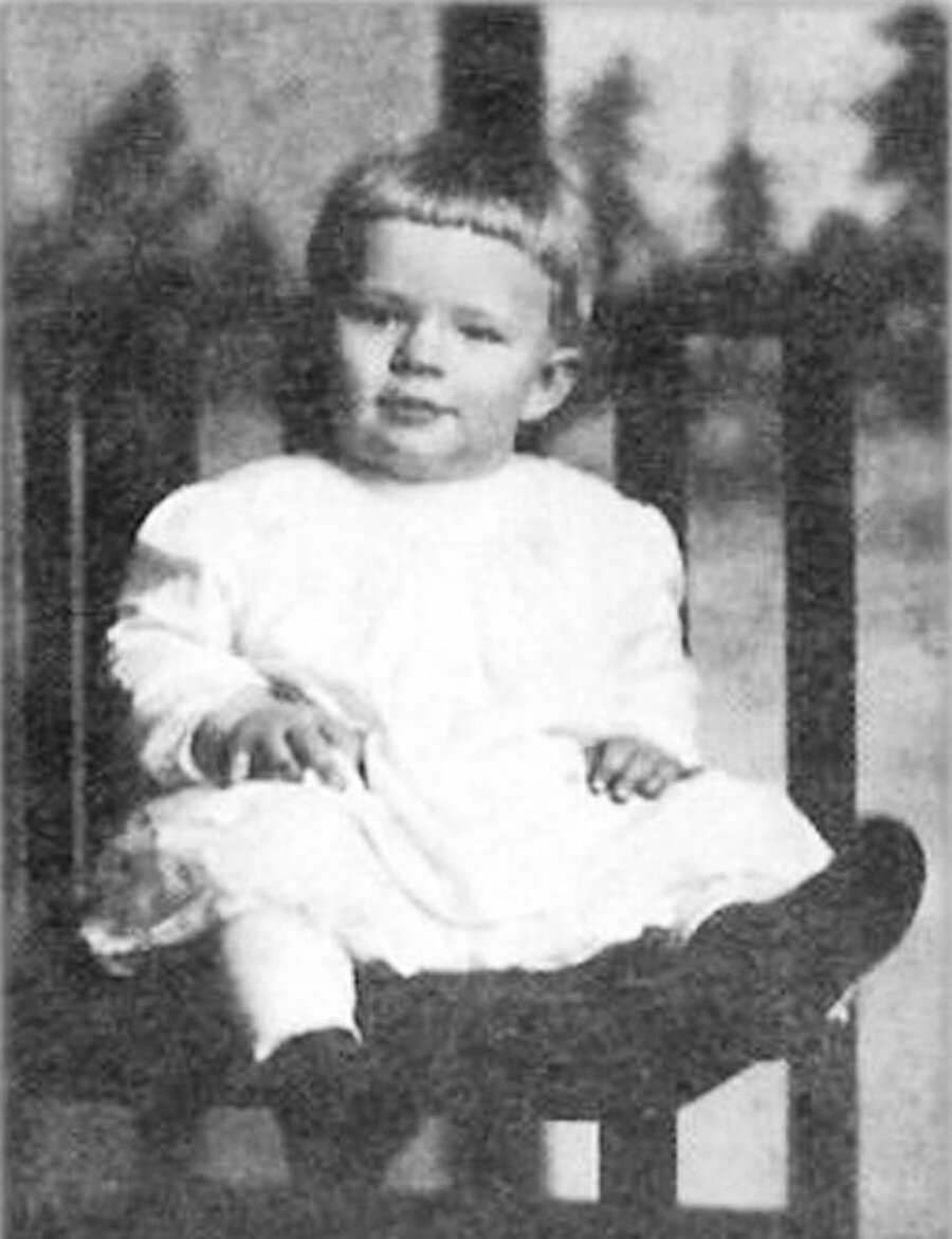 1 yılda 90 cm boya ulaştı

                                    Robert Pershing Wadlow, 22 Şubat 1918'de ABD'nin Illinois eyaletinde bulunan Alton kasabasında dünyaya geldi. 5 çocuklu Addie ve Harold Wadlow çiftinin ilk evladı olan Robert, normal boyutlarda doğdu. 3.8 kilo ağırlığında dünyaya gelen Robert bir yaşına geldiğinde 20 kiloya ulaştı. Robert, 18 aylıkken 30 kilo ve 90 cm boyundaydı.
                                