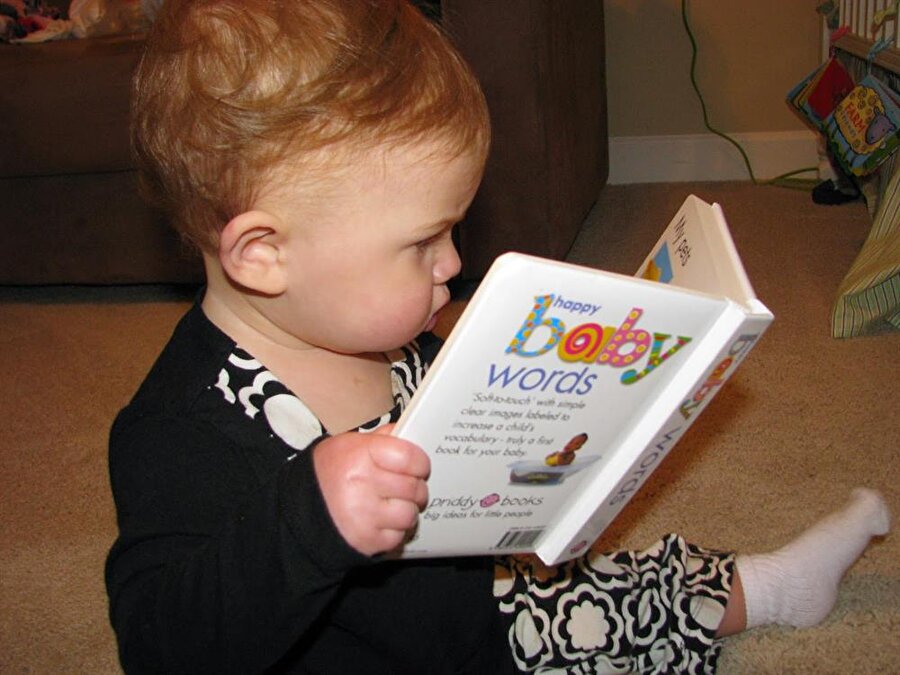Bebeğinizin gelişimiyle doğru orantılı olarak altıncı ayından itibaren ona uygun kitaplar alır. Bu kitaplar ince yapraklı olmamalı. Bebeğinizin rahatlıkla açabileceği hatta ısırdığında yırtamayacağı şekilde olmalı.