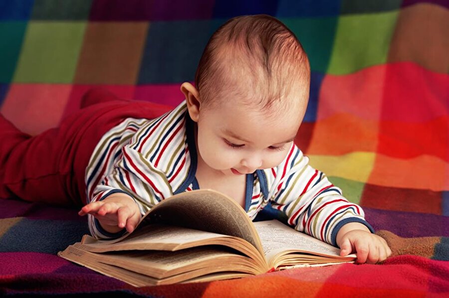 Küçücük bir bebeğin bir şeyler okumasını beklemiyorsunuz değil mi? Amacınız evladınızı kitapla tanıştırmak olduğu için onu kendi haline bırakın. İster ısırsın isterse fırlatıp atsın kitabı. Kitaba zarar veriyor diye sakın ola kızmayın.