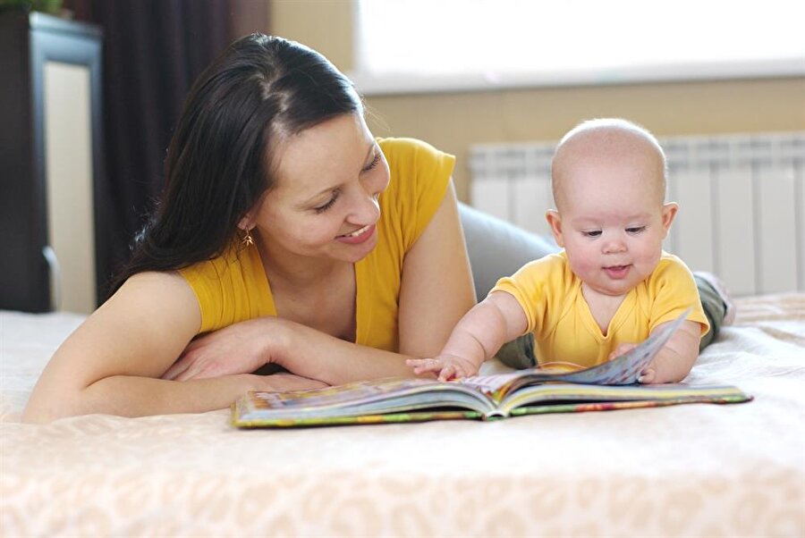 Bebeğiniz bir yaşını aştığında ise ailece kitap okuma seansları yapın. Bunun içinse en iyi zaman uykudan öncedir. Alın kitaplarınızı, uzanın yatağınıza ve ailecek kendi kitaplarınızı okuyun.