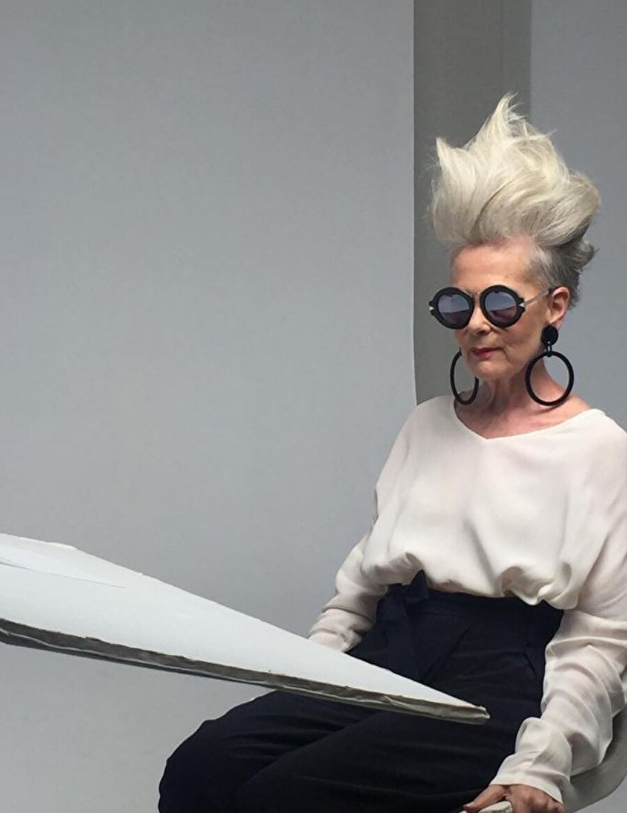 63 yaşındaki Lyn Slater, tesadüf eseri ünlü oldu.