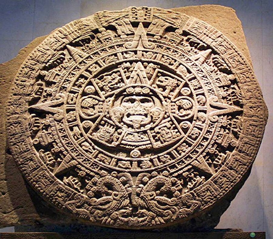 Maya Takvimi, Amerika'nın keşfinden önce Orta Amerika'da kullanılan bir takvimdi. Maya Takvimi'ne göre bir yıl 20'şer günlük 18 aydan oluşur. Ayrıca söz konusu takvimde 'haab' deniler 5 artık gün de bulunuyor. Bu arada “Maya Takvimi nedir?” diyenler için kısa bir açıklama yapalım. 